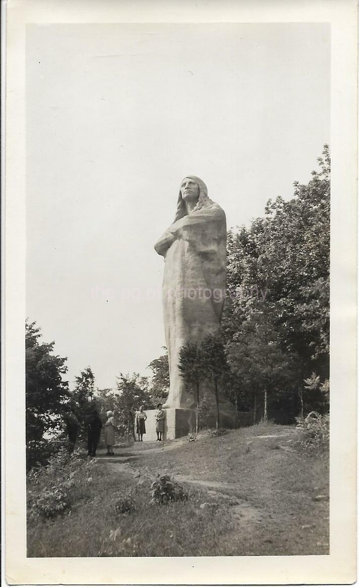 STATUE LADIES Vintage FOUND Photo Poster paintingGRAPH bwOriginal Snapshot 99 12