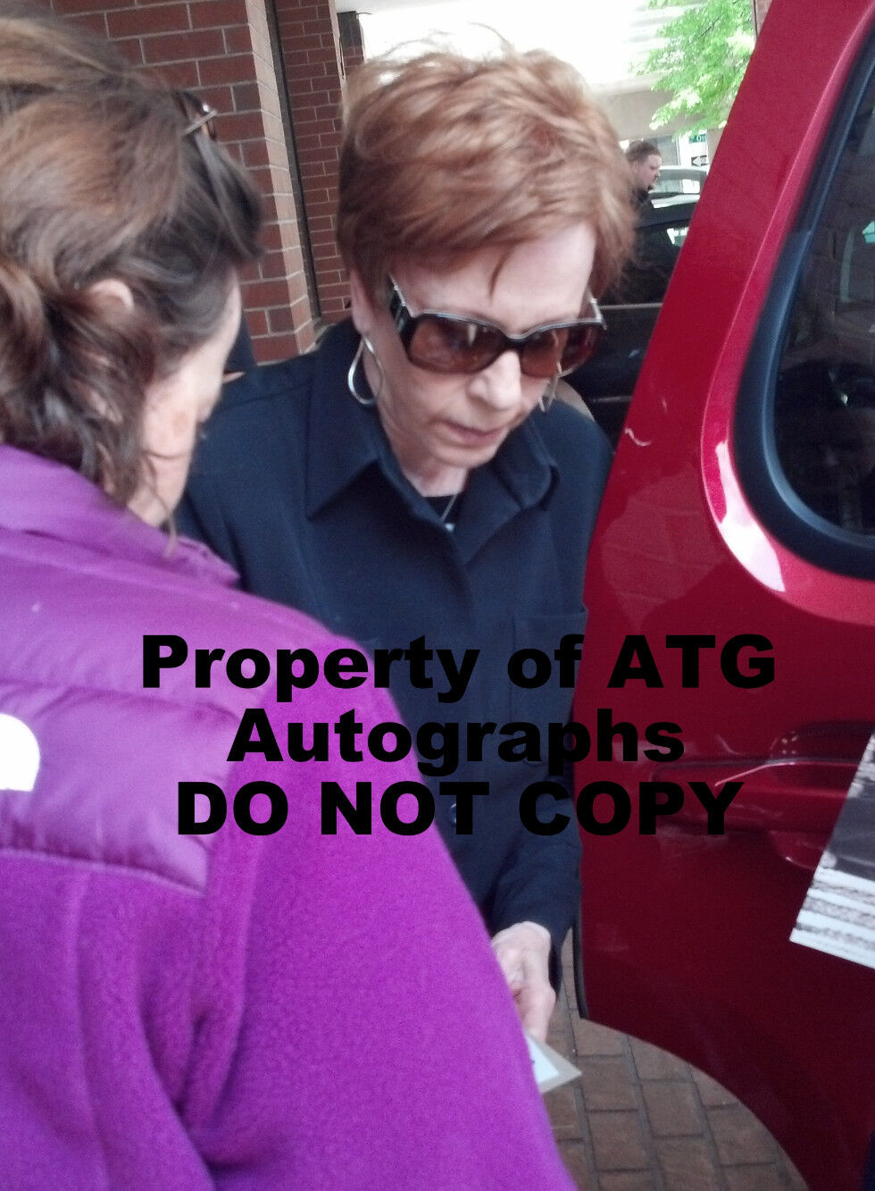 CAROL BURNETT SIGNED 8x10 SHOW Photo Poster painting 15 COMEDY ACTRESS PROOF BECKETT COA BAS