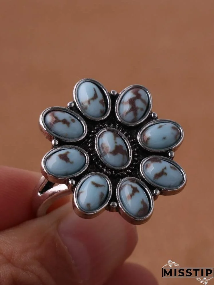 Round Detail Flower Decor Ring