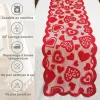 Chemin de table brod&eacute; en dentelle &agrave; motif de c&oelig;ur pour la Saint-Valentin