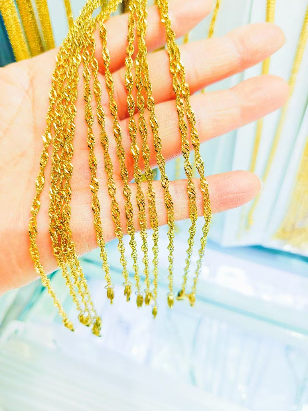 Interchangeable chains that can be worn as a minimalist necklace.