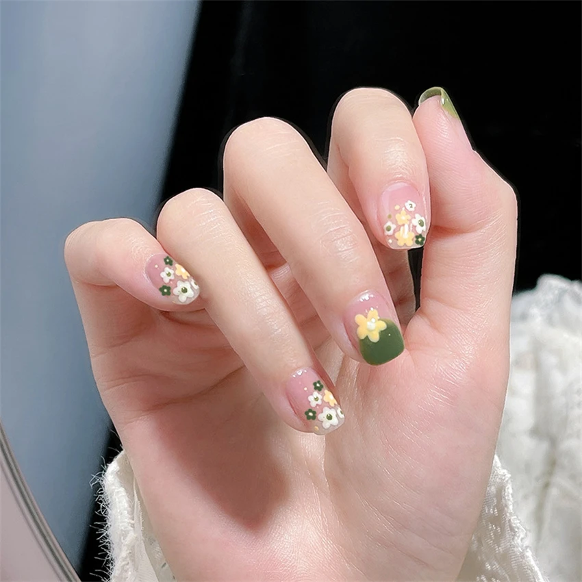 Qinice 24Pcs/Set Milkshake Diamond Lattice Wearing False Nails Tips Fall Winter Adhesive Fake Nails Removable French Press on Nail Art