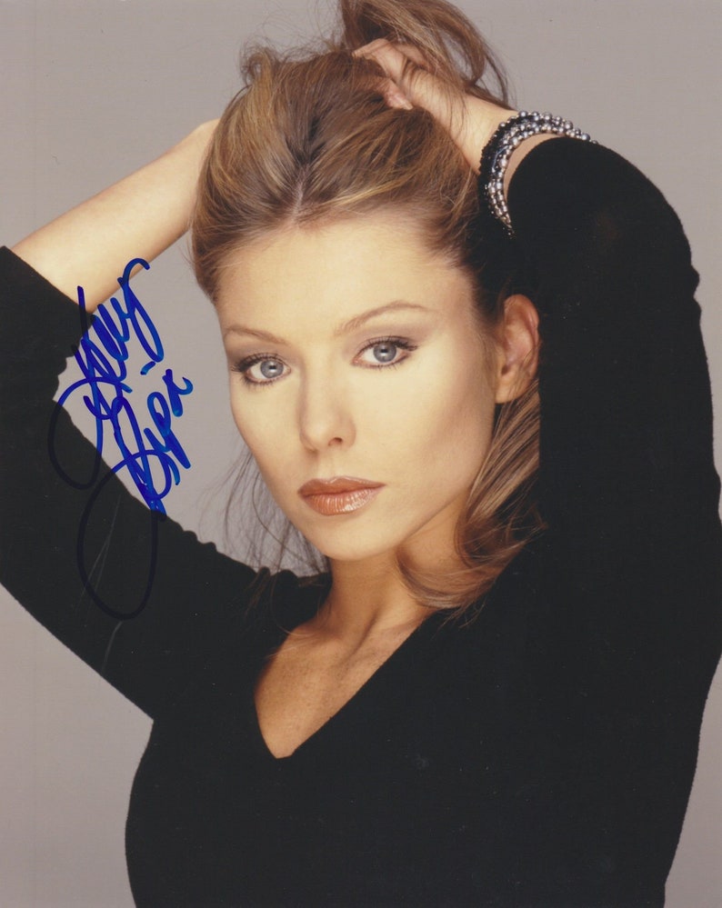 Kelly Ripa Signed Autographed Glossy 8x10 Photo Poster painting - COA Matching Holograms