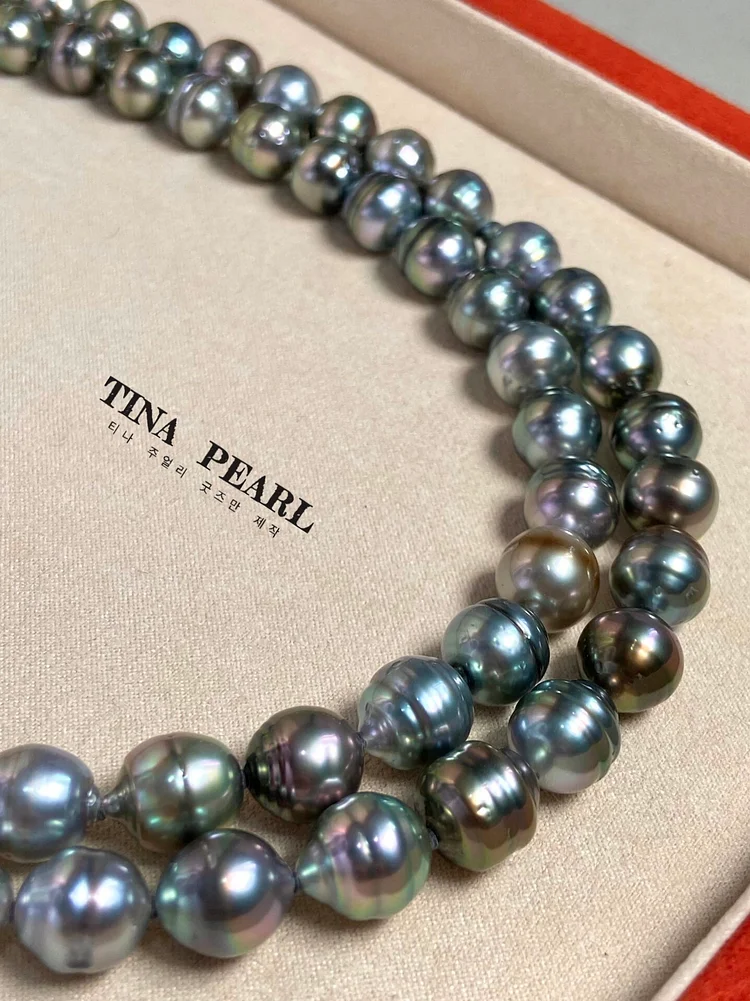 The Seawater Tahiti threaded pearl necklace features each pearl with a very lustrous appearance.