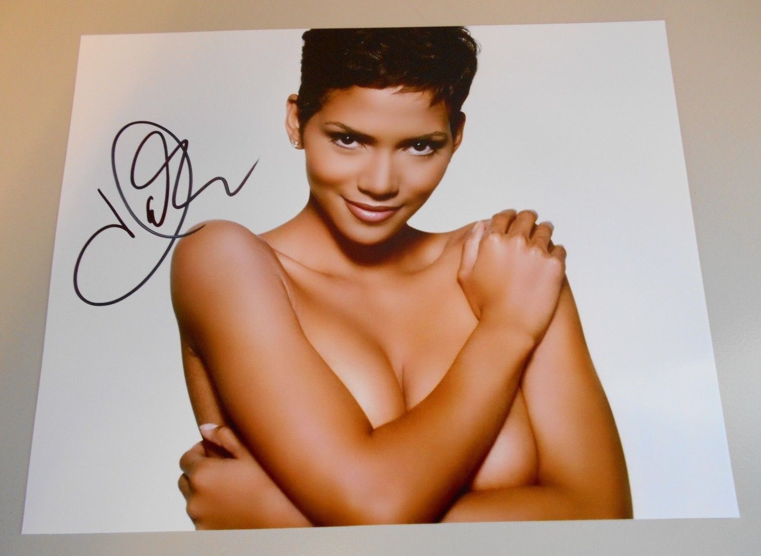 HALLEY BARRY * ACTRESS * HAND SIGNED * SUPER SEXY - ARM BRA * 8 X 10 Photo Poster painting