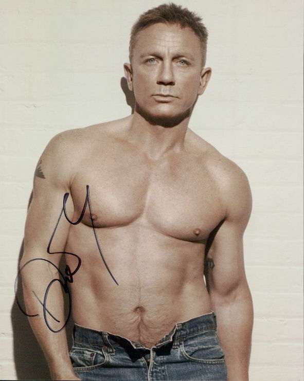 Daniel Craig shirtless (James Bond) signed 8x10 Photo Poster painting in-person