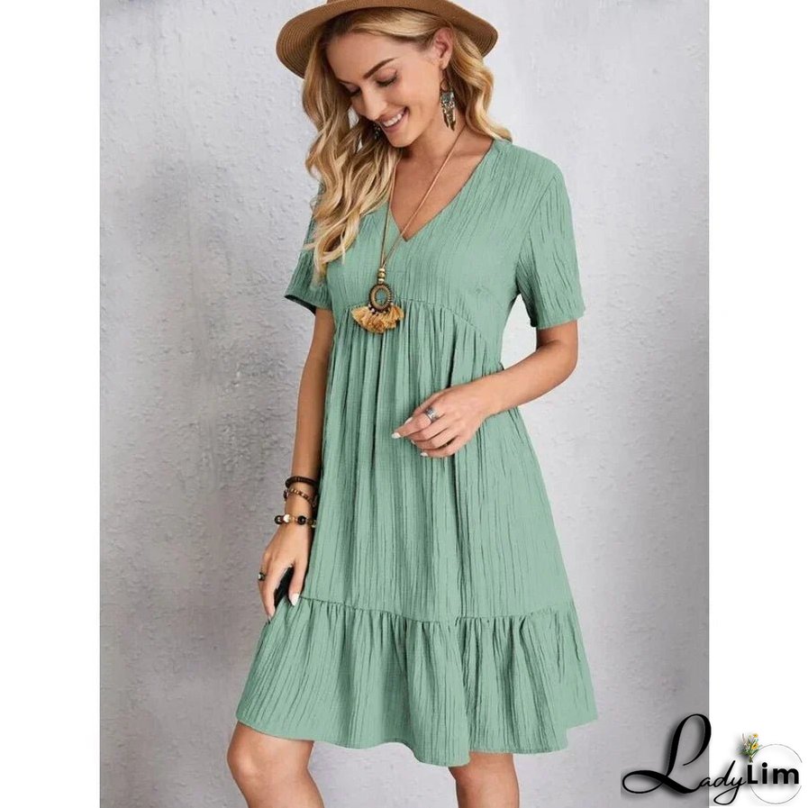 Lavender-coloured dress with V-neck and short sleeves