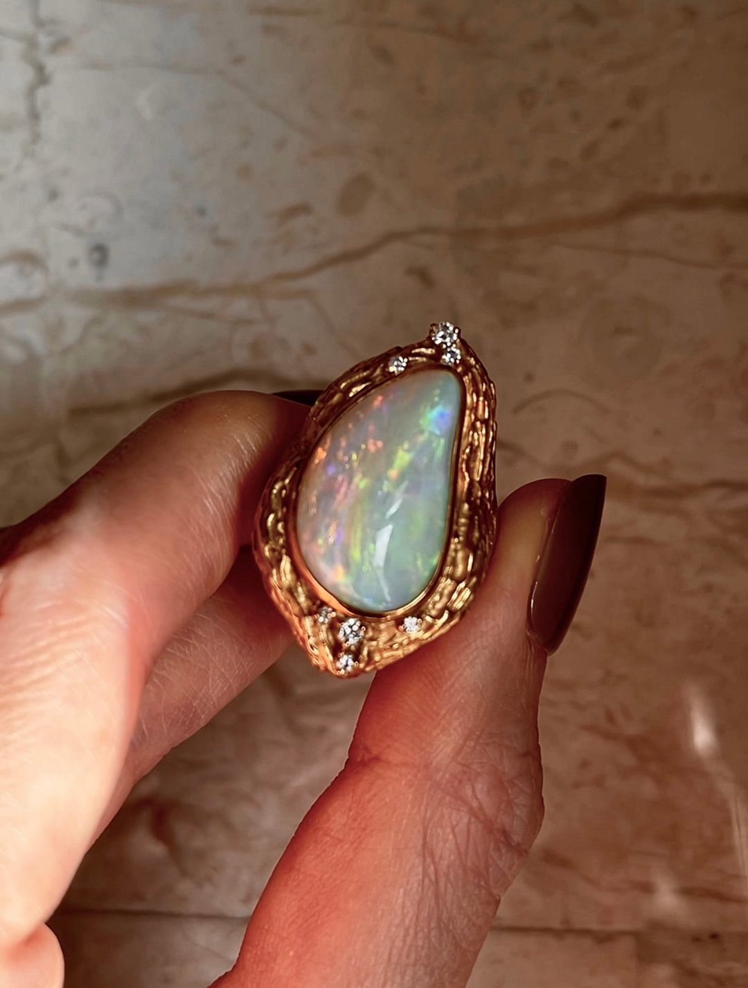S138 澳洲白欧泊18k金超重金戒指，主石6.80ct，钻石0.12ct，19.9g，14.5/53.5码（游彩瑰丽，极微小内裂不影响戴，社交距离肉眼可忽略，厚重有质感，比平时码略大可戴，本款不改圈） 　