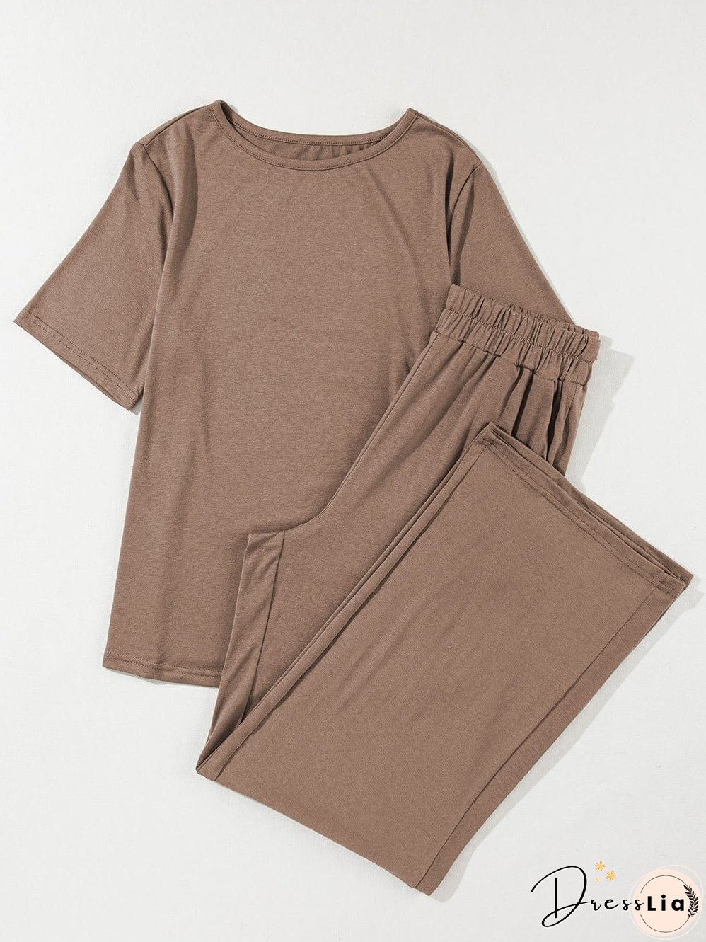 Relaxed and Stylish: Two-Piece Set for Weekend Wear