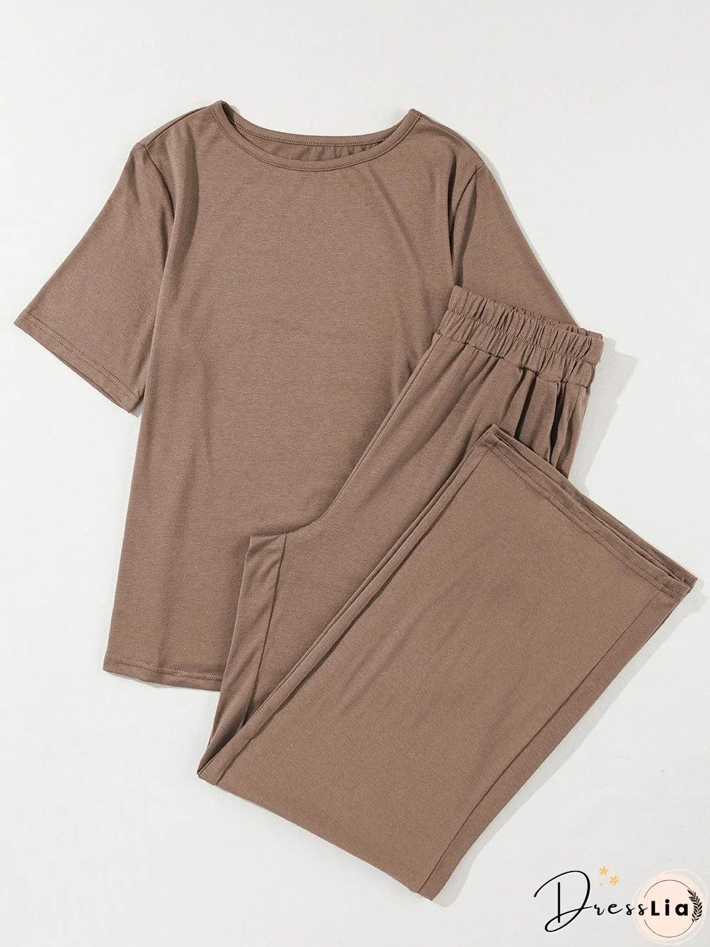 Relaxed and Stylish: Two-Piece Set for Weekend Wear