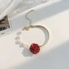 Bracelet de perles avec n&oelig;ud rose rouge