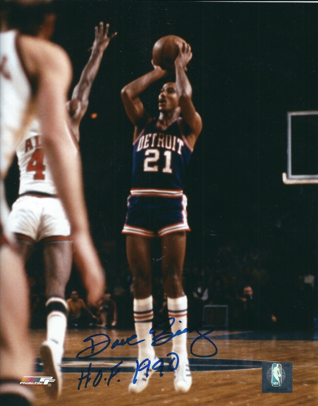 Signed 8x10 DAVE BING HOF 1990 Detroit Pistons Autographed Photo Poster painting w/COA