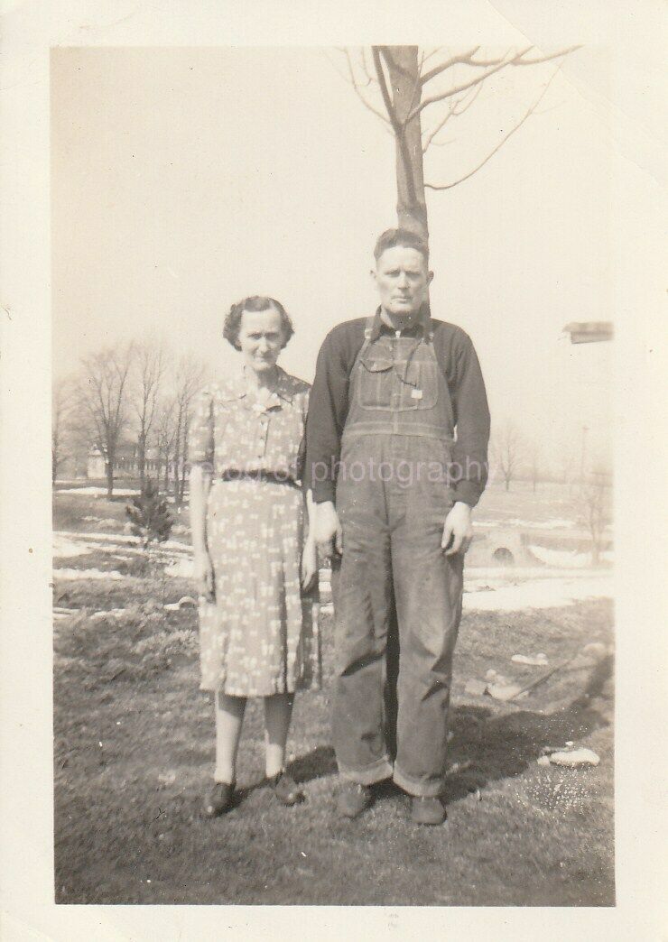 Older Couple WOMAN Vintage FOUND Photo Poster paintingGRAPH bwSnapshot MAN 93 16