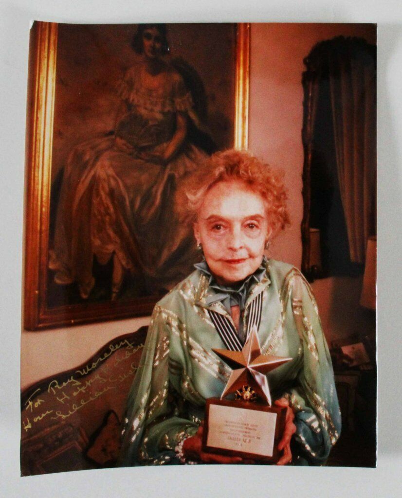 Lillian Gish Signed Photo Poster painting 8x10 - COA JSA