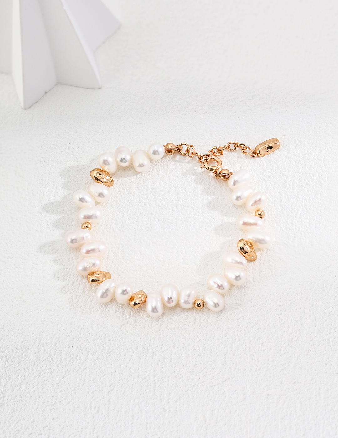 Elegant pearl bracelet