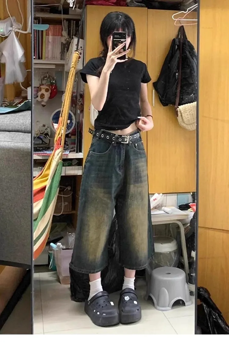 Cropped Wide Leg Jeans with Pockets in a Distressed Wash
