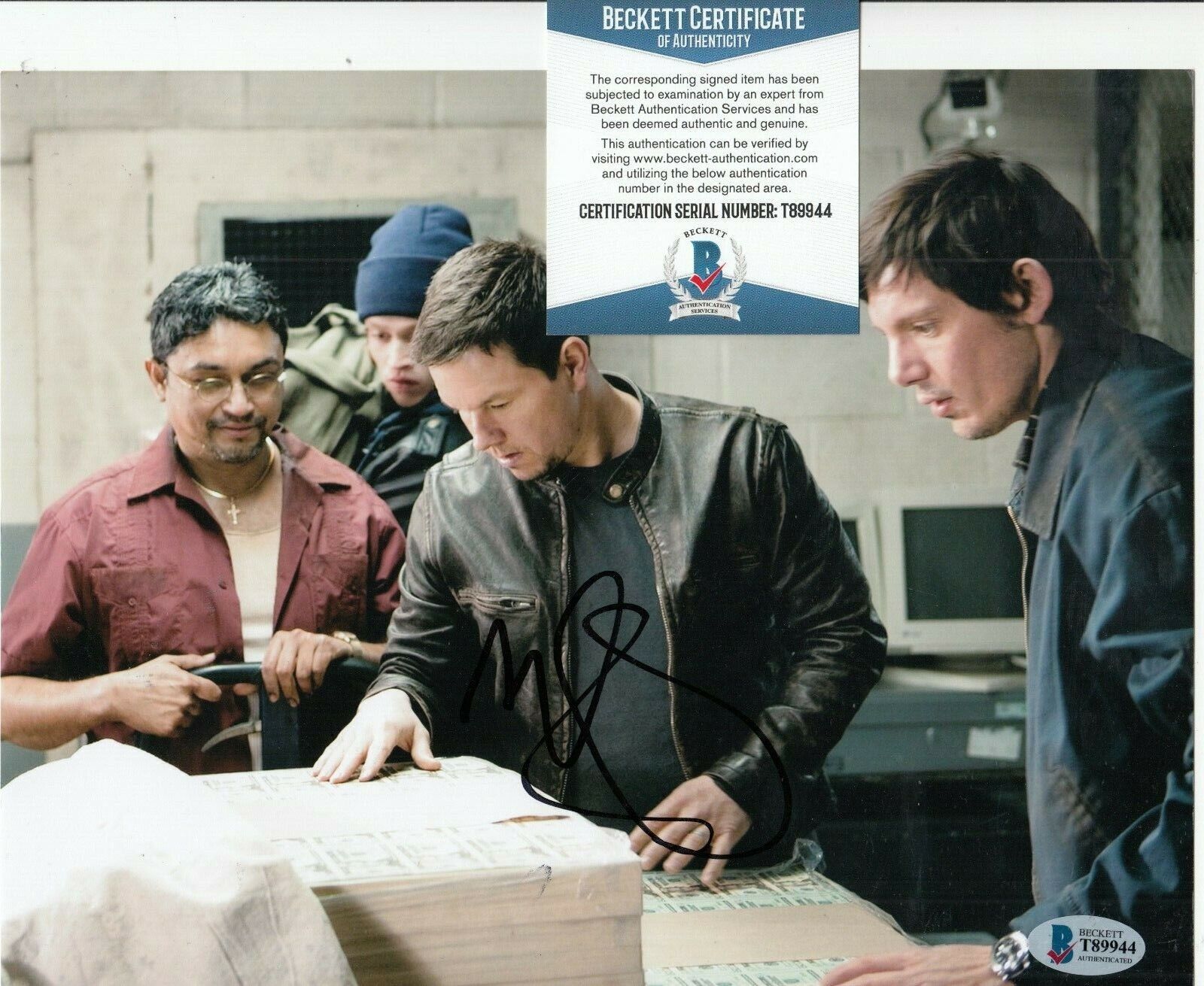 MARK WAHLBERG signed (CONTRABAND) Chris Farraday Movie 8X10 BECKETT BAS T89944