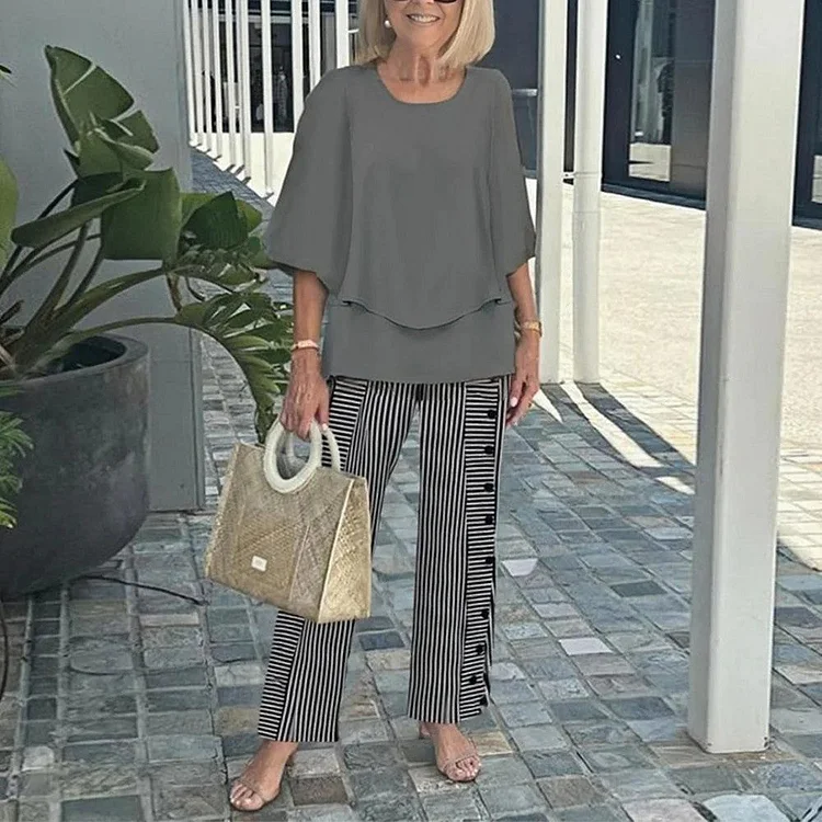Completo da donna per il tempo libero: maglietta a girocollo con maniche corte e pantaloni stampati