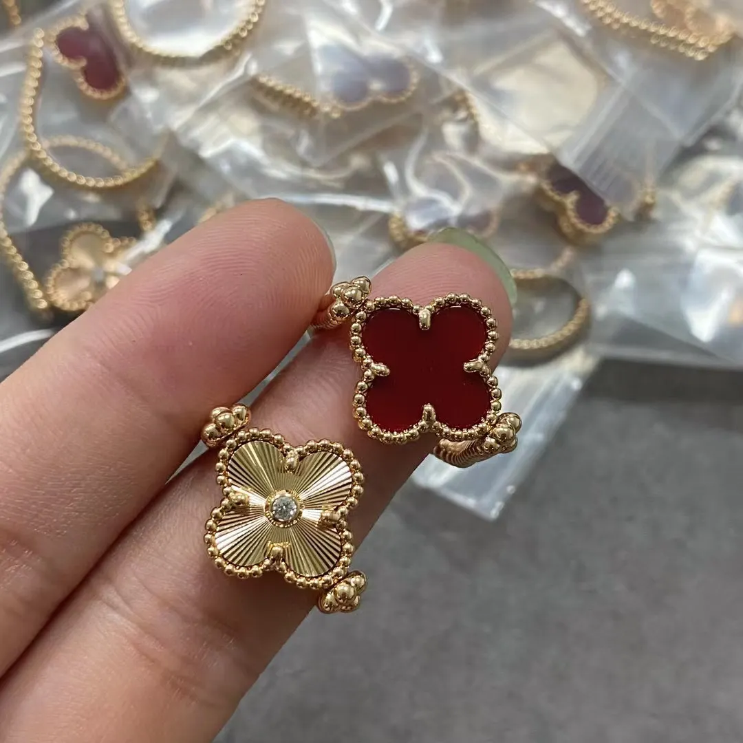 Flip Four Leaf Grass Ring