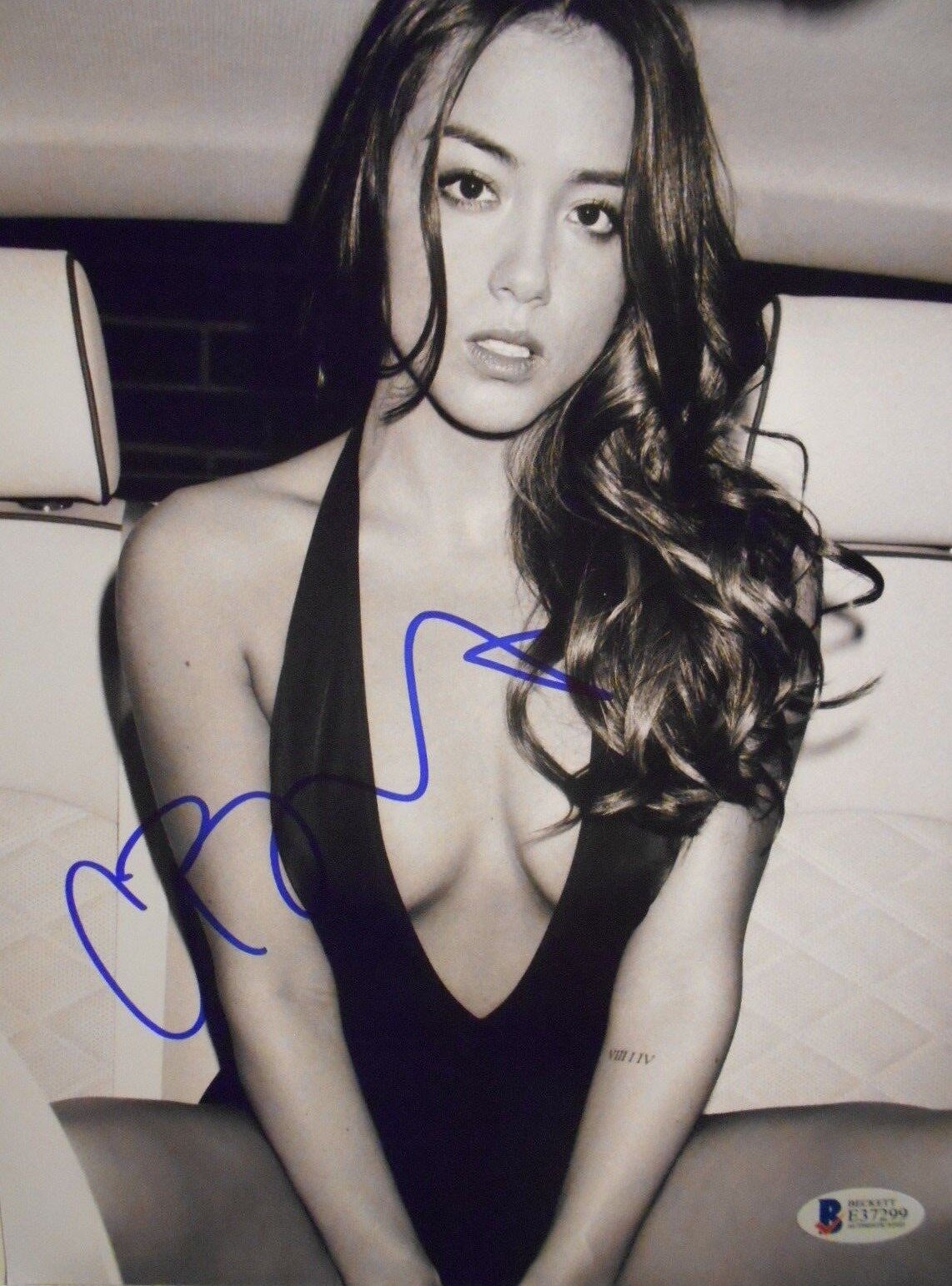 Chloe Bennett Actress Model Signed 8x10 Photo Poster painting AUTO Autograph BECKETT/BAS COA