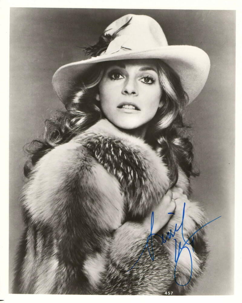 LINDSAY WAGNER SIGNED AUTOGRAPH 8X10 Photo Poster painting - THE BIONIC WOMAN IN FUR, VERY RARE