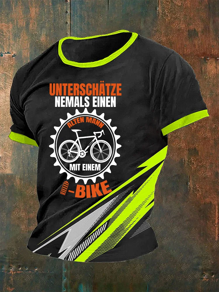 Herren Unter schätze niemals einen alten Mann mit einem E-Bike T-Shirt