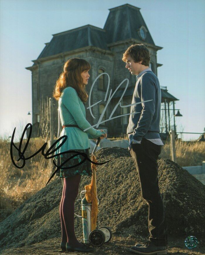 FREDDIE HIGHMORE, OLIVIA COOKE Autographed Original 8x10 Photo Poster painting LOA TTM