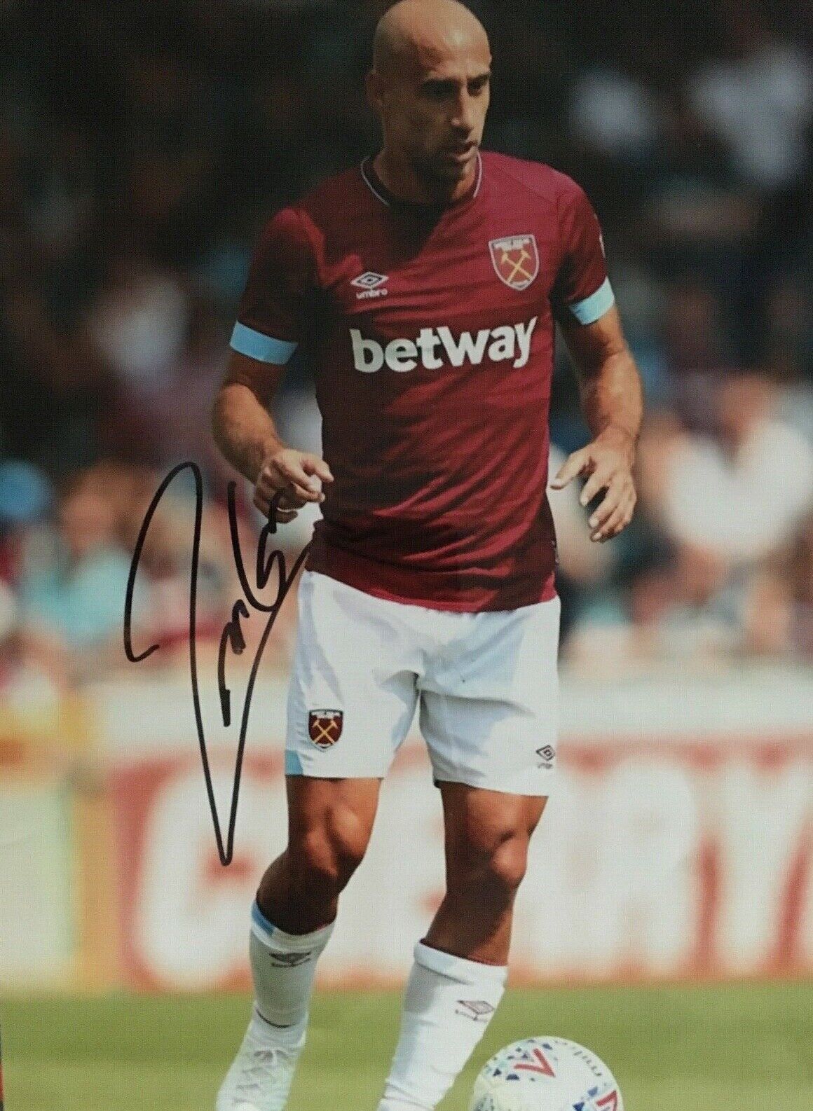 PABLO ZABALETA - WEST HAM FOOTBALLER - EXCELLENT SIGNED COLOUR Photo Poster paintingGRAPH