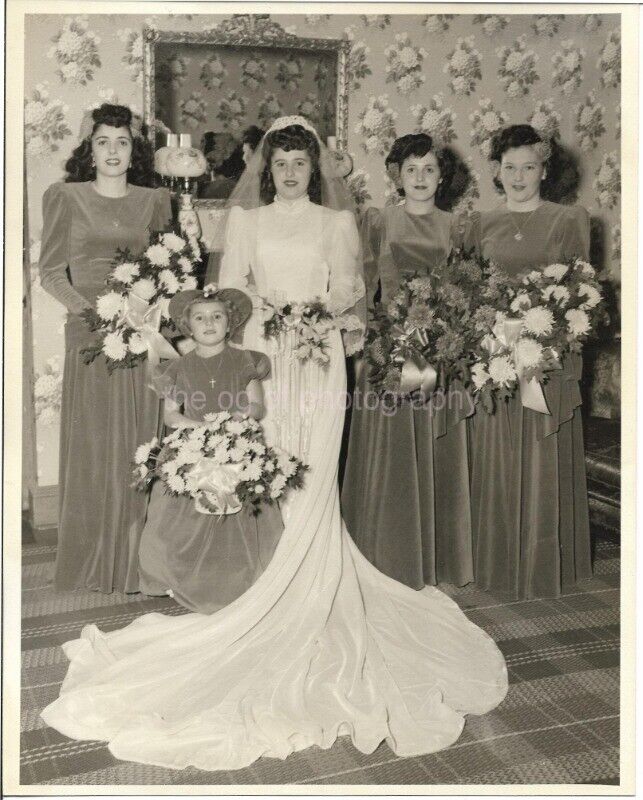 WEDDING GIRLS Portrait 8 x 10 FOUND Photo Poster painting Vintage B + W WOMEN Original 02 8 P