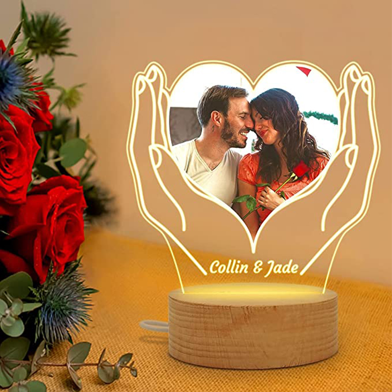 Lampada cuore nei mani con un testo e foto personalizzabili per coppia