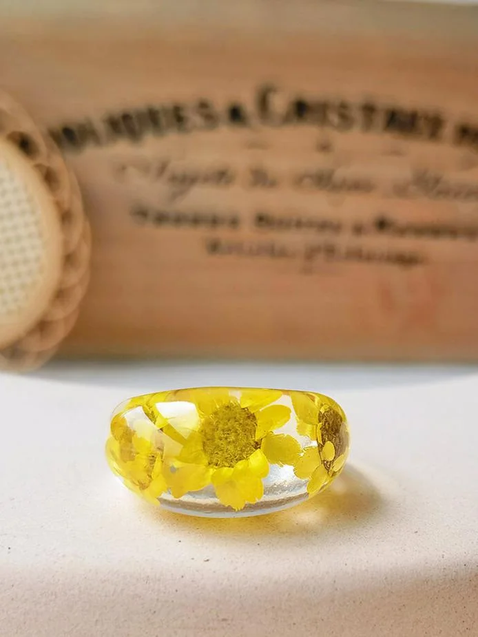 Daisy Oval Resin Ring