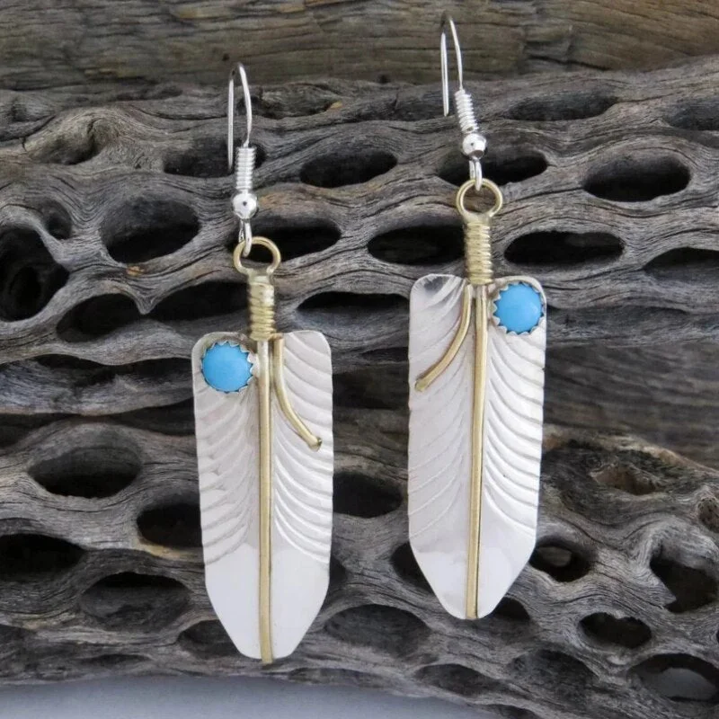 Vintage Metal Craftsman Carved Feather Earrings Electroplated Two Tone Gold Inlaid Green Stone Hook Drop Earrings for Women
