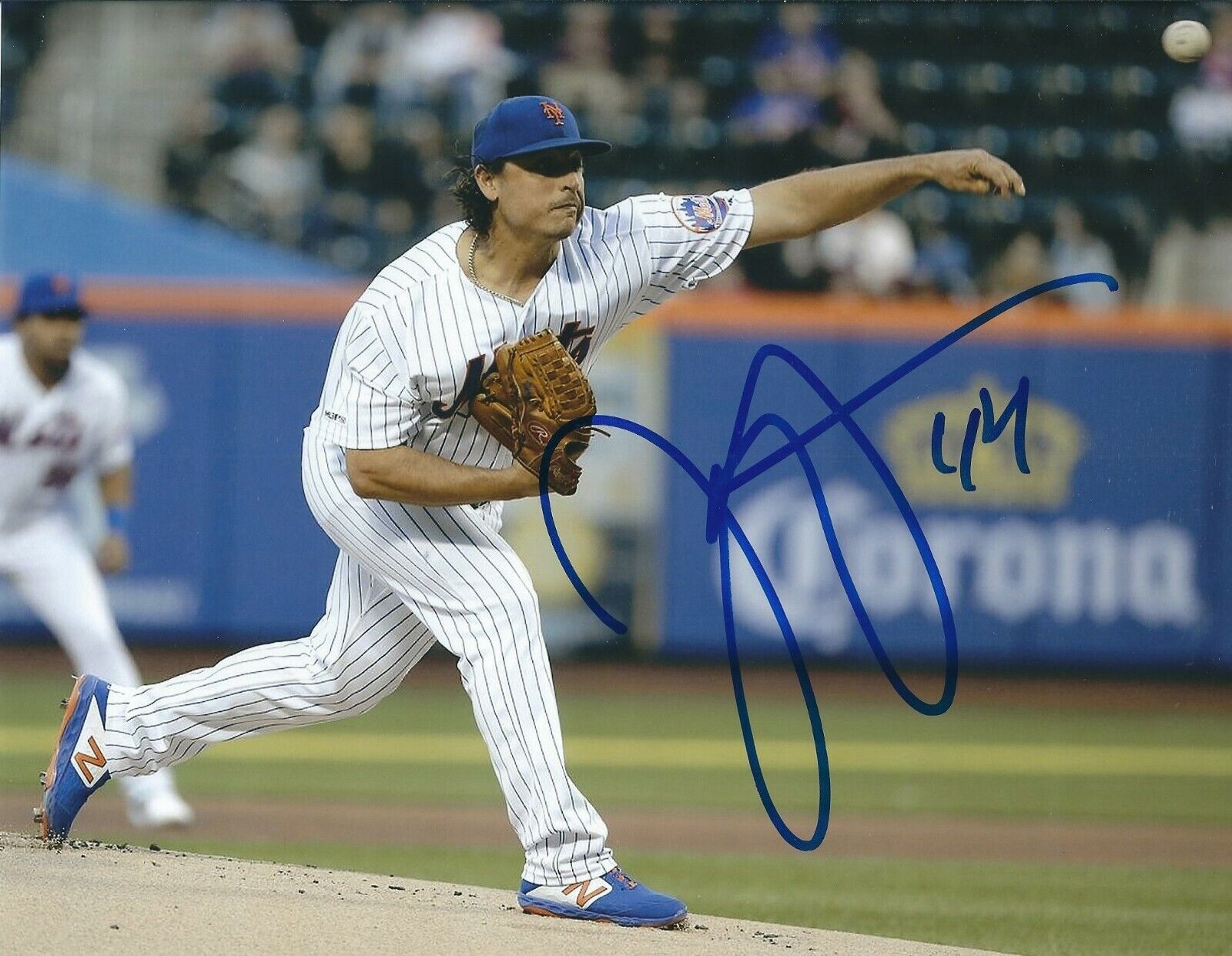 Signed 8x10 JASON VARGAS New York Mets Autographed Photo Poster painting - COA