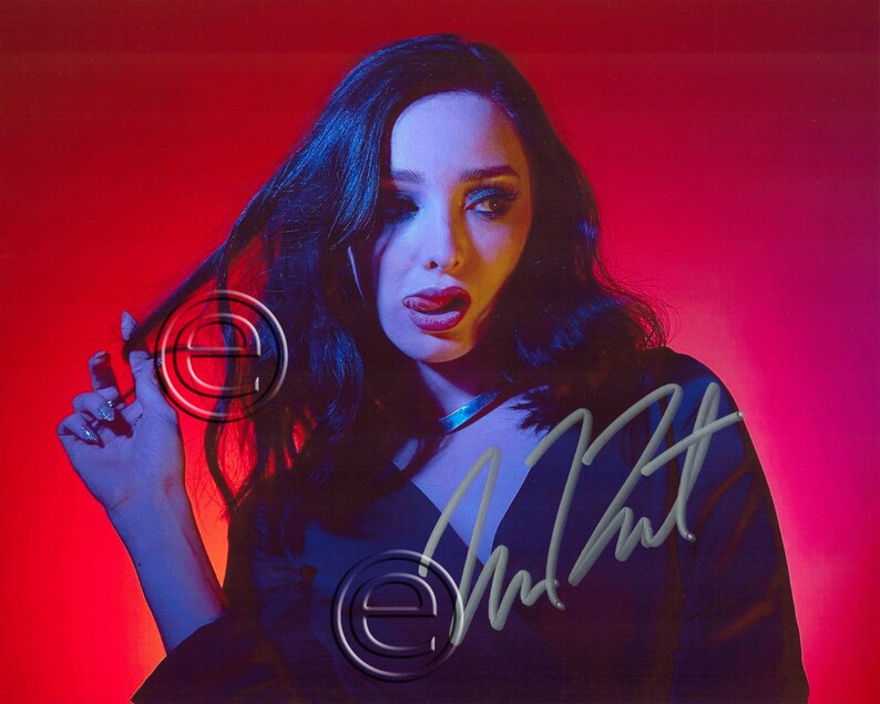 Emma Dumont Autographed Signed Photo Poster painting 8 x 10 print Photo Poster painting picture poster wall art autograph