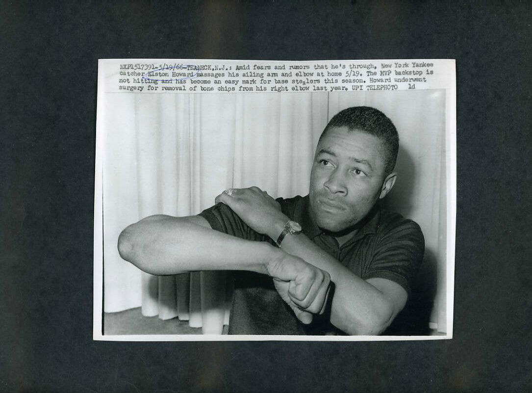 Elston Howard injured elbow 1966 Press Photo Poster painting New York Yankees