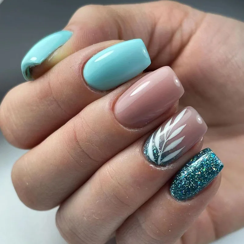 Qinice 24Pcs Short Retro Flower Design Nails Manicure Art Pink False Nails Wearable Square Fake Nails Press on Full Cover Nail Tips