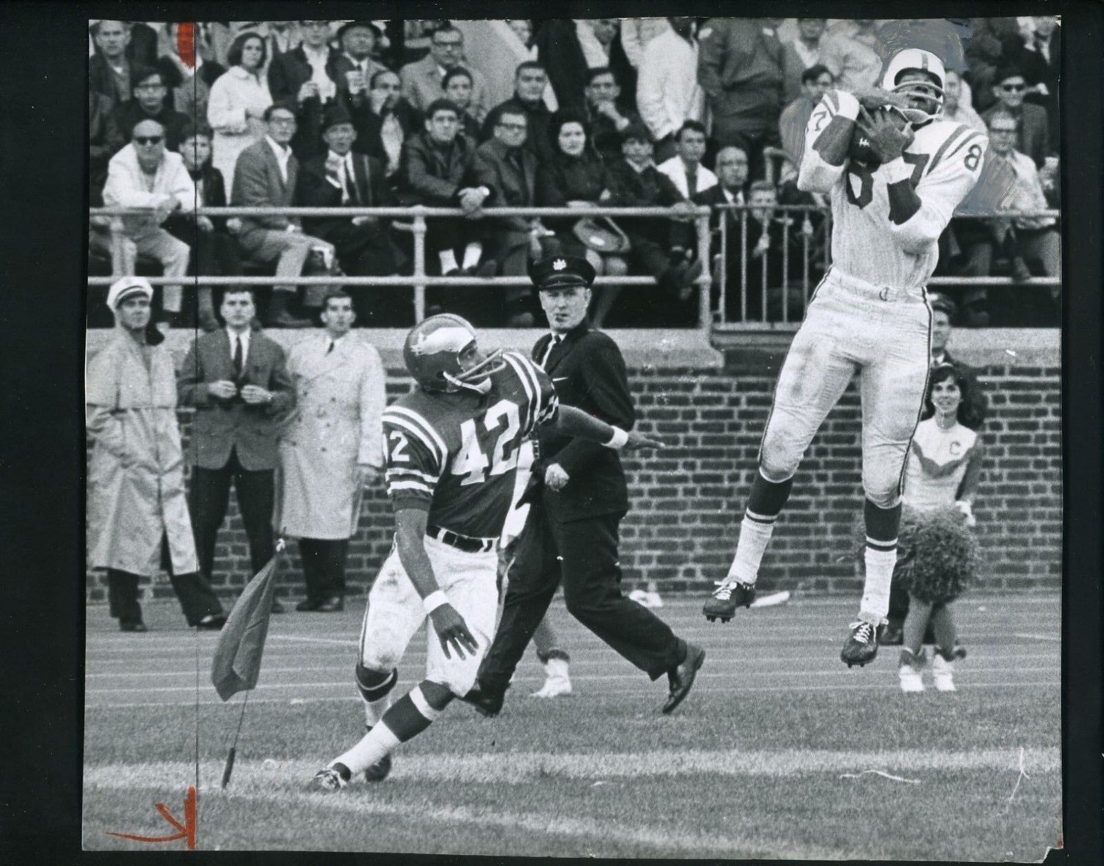 Willie Richardson TD catch Aaron Martin 1967 Press Photo Poster painting Baltimore Colts Eagles