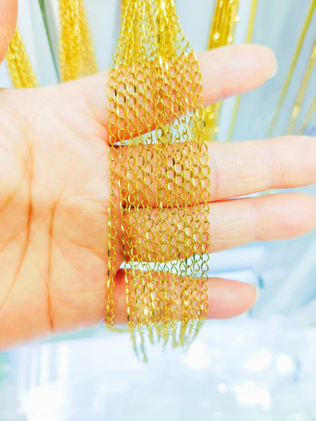 Interchangeable chains that can be worn as a minimalist necklace.