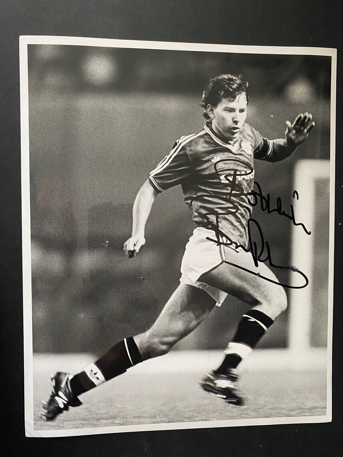 BRYAN ROBSON - MANCHESTER UNITED LEGEND - EXCELLENT SIGNED B/W Photo Poster paintingGRAPH