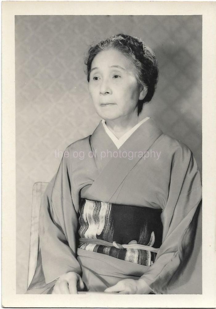 OLD WOMAN WEARING A KIMONO Vintage FOUND Photo Poster painting bw Original Snapshot 02 6 B