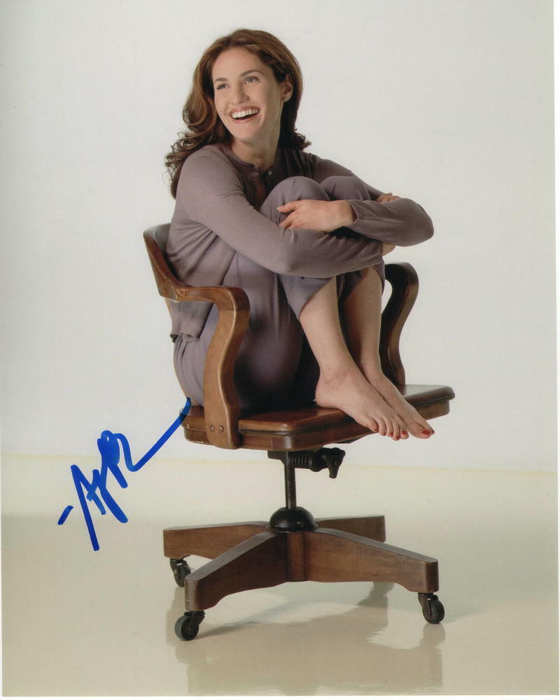 AMY BRENNEMAN SIGNED AUTOGRAPHED 8X10 Photo Poster painting - JUDGING AMY, BAREFOOT BEAUTY