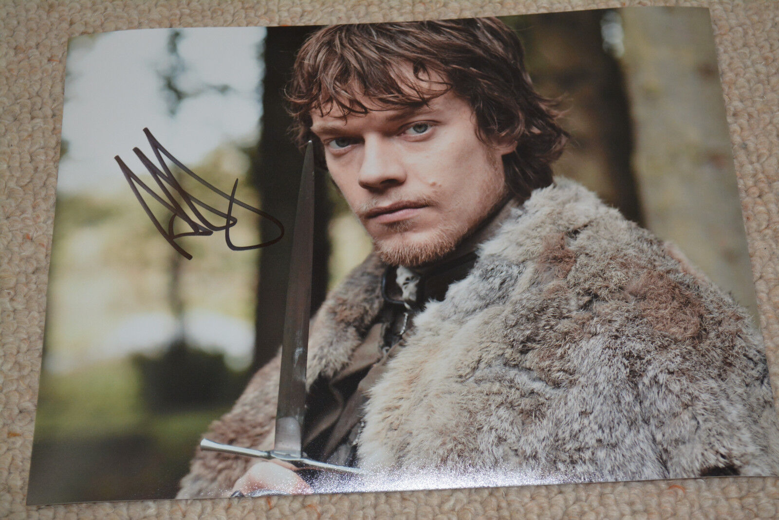 ALFIE ALLEN signed autograph 8x10 20x25 cm In Person GAME OF THRONES