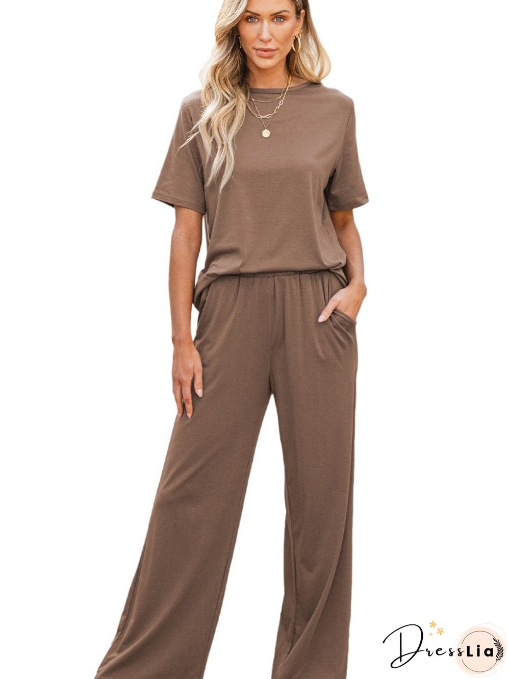 Relaxed and Stylish: Two-Piece Set for Weekend Wear