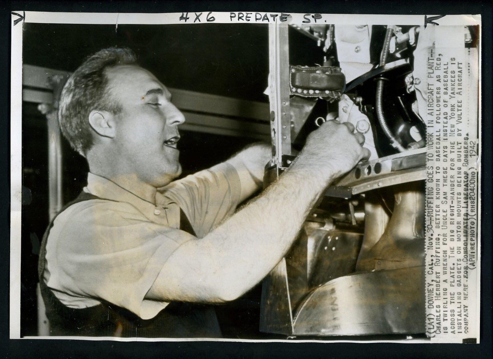 Red Ruffing works in aircraft plant to help war effort 1942 Press Photo Poster painting Yankees