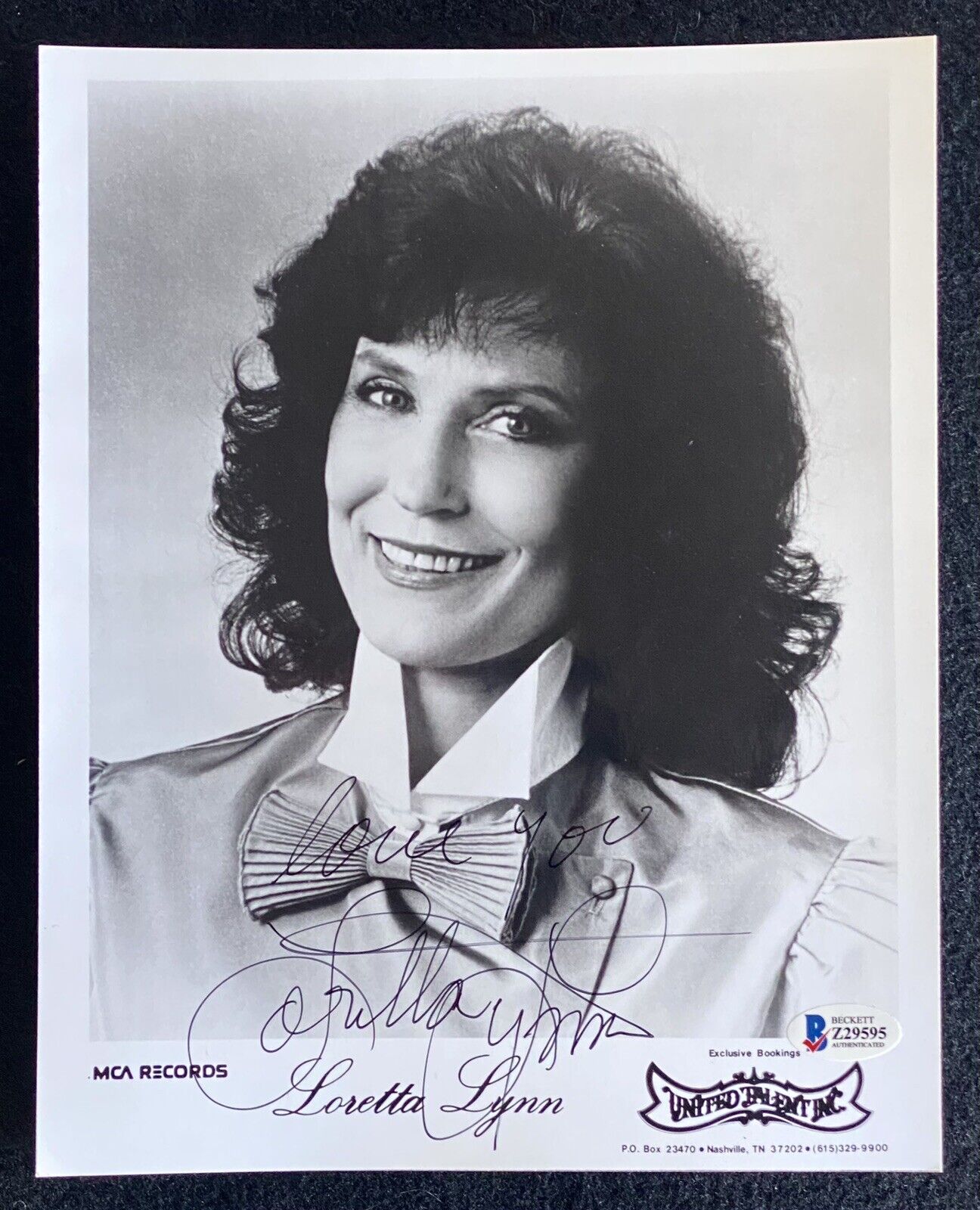 RARE EARLY LORETTA LYNN SIGNED MCA RECORDS Photo Poster painting 8X10 B&W BAS Beckett Authentic