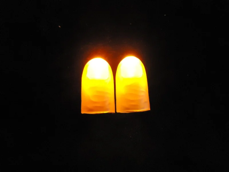 Light energy dancing finger lamp