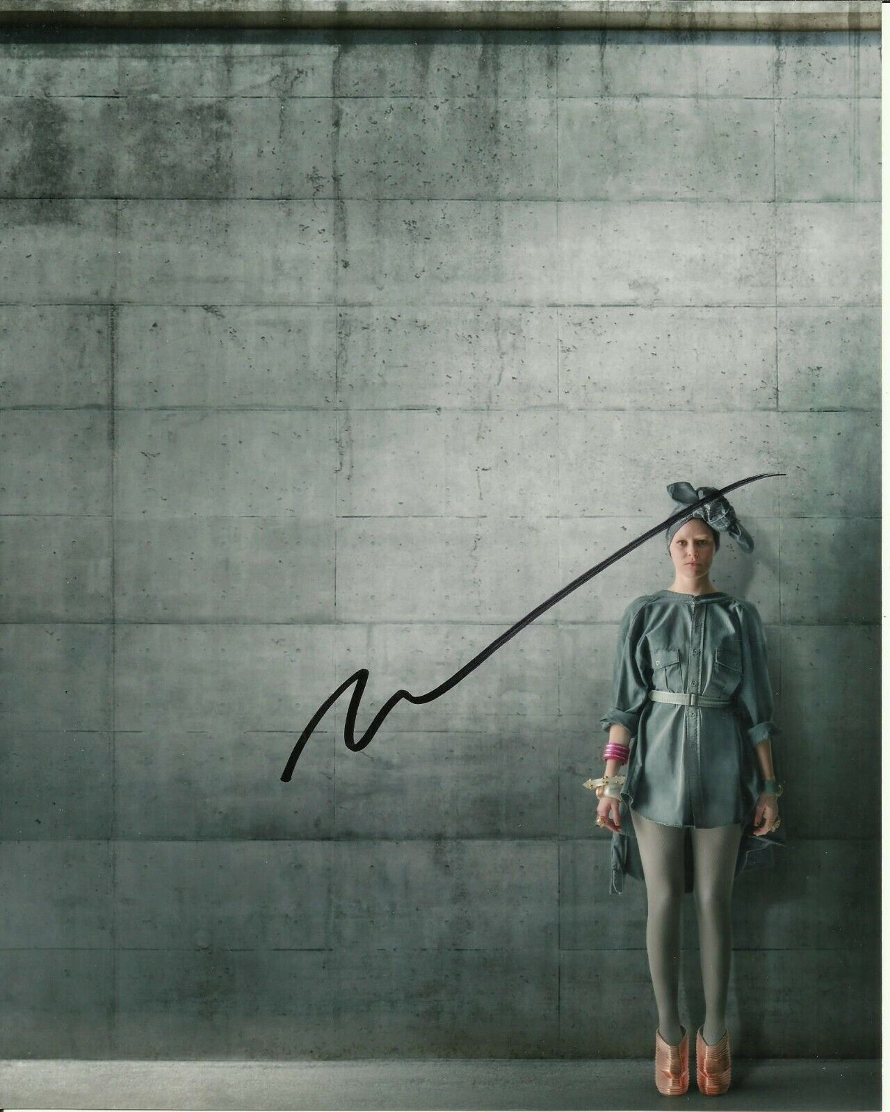 ELIZABETH BANKS SIGNED HUNGER GAMES Photo Poster painting UACC REG 242 (3)