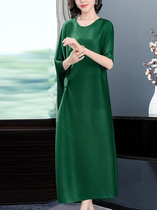 Elegant and fashionable pleated dress