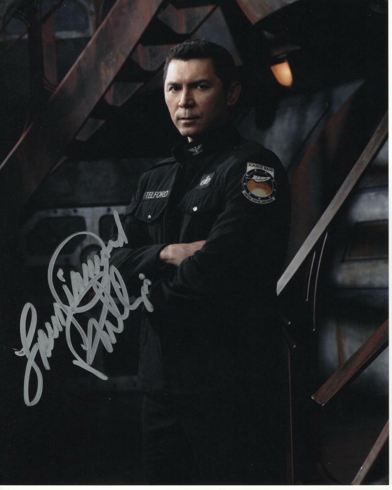 LOU DIAMOND PHILLIPS SIGNED AUTOGRAPH 8X10 Photo Poster painting - YOUNG GUNS, LA BAMBA, 24