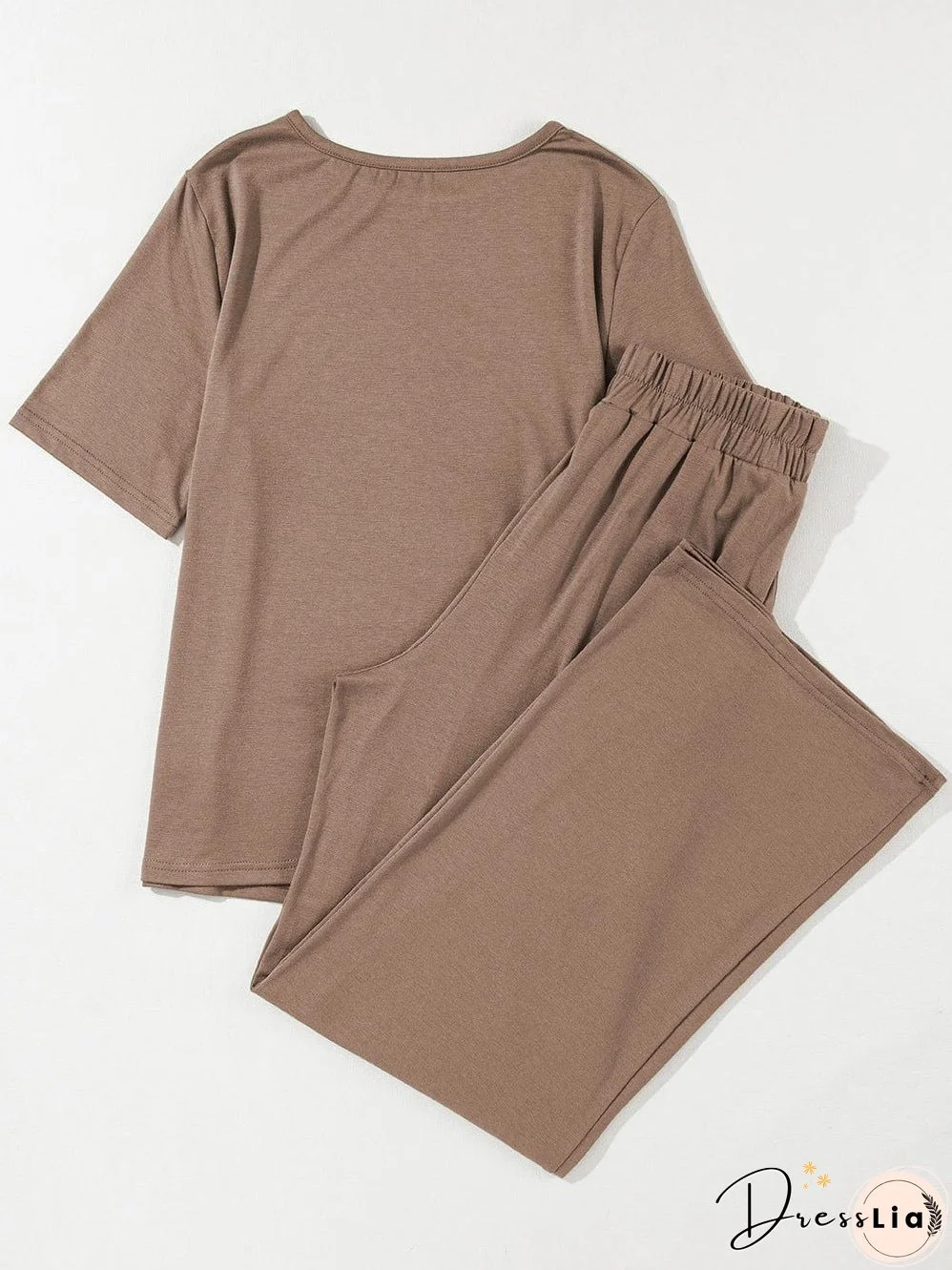 Relaxed and Stylish: Two-Piece Set for Weekend Wear